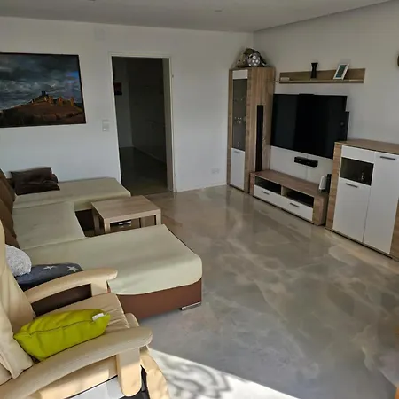 Panoramawohnung In Schoener Lage *